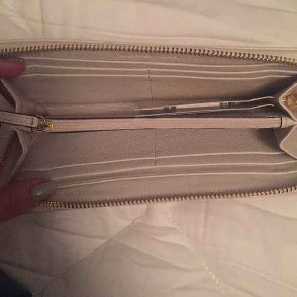 White Michael Kors Wallet with Gold zipper - Picture 4 of 4